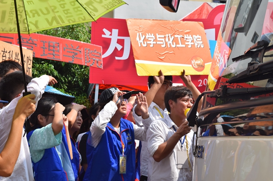 用温暖笑容，迎接阳光新生