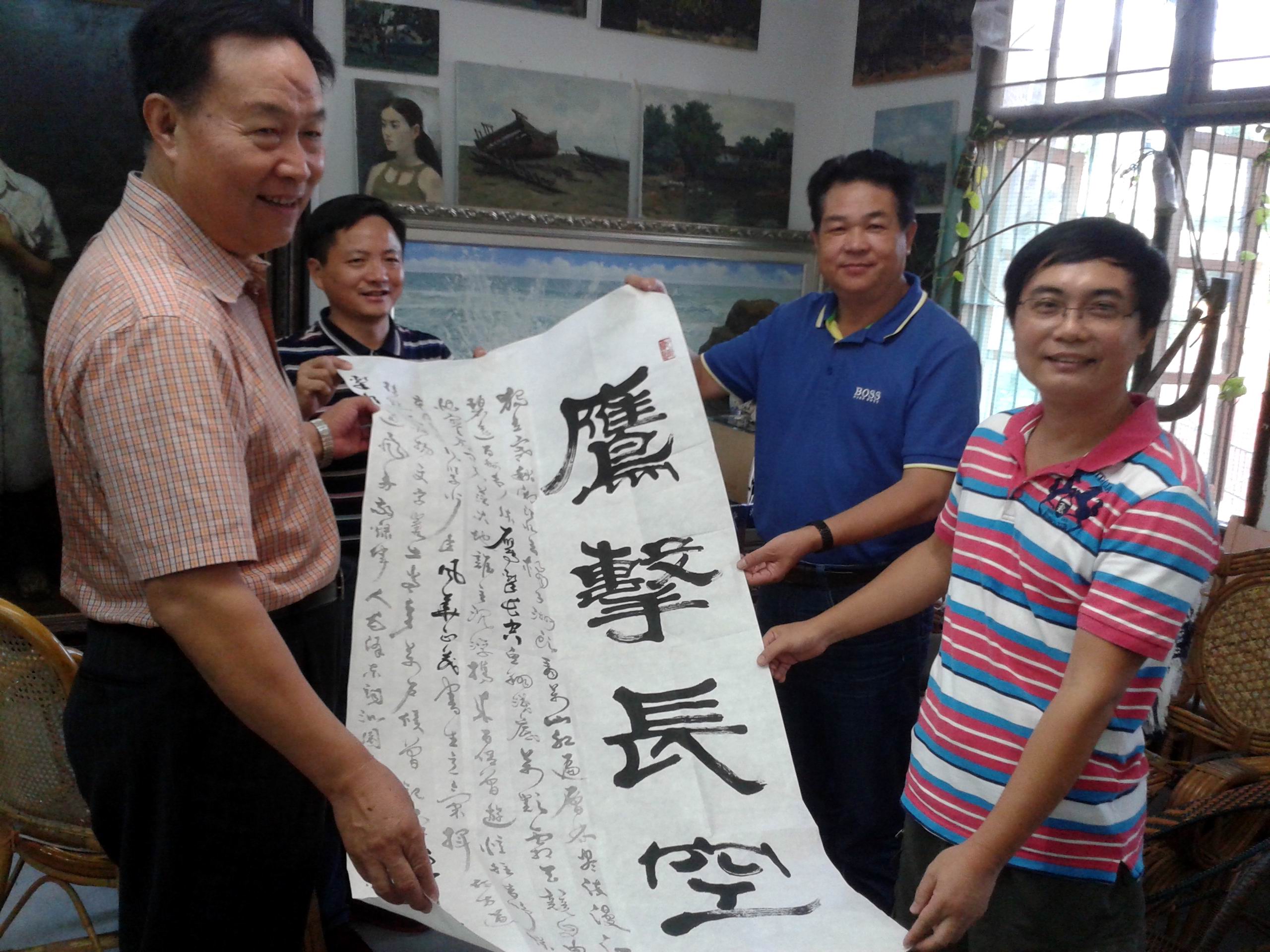 两位将军参观我校梁峰老师工作室