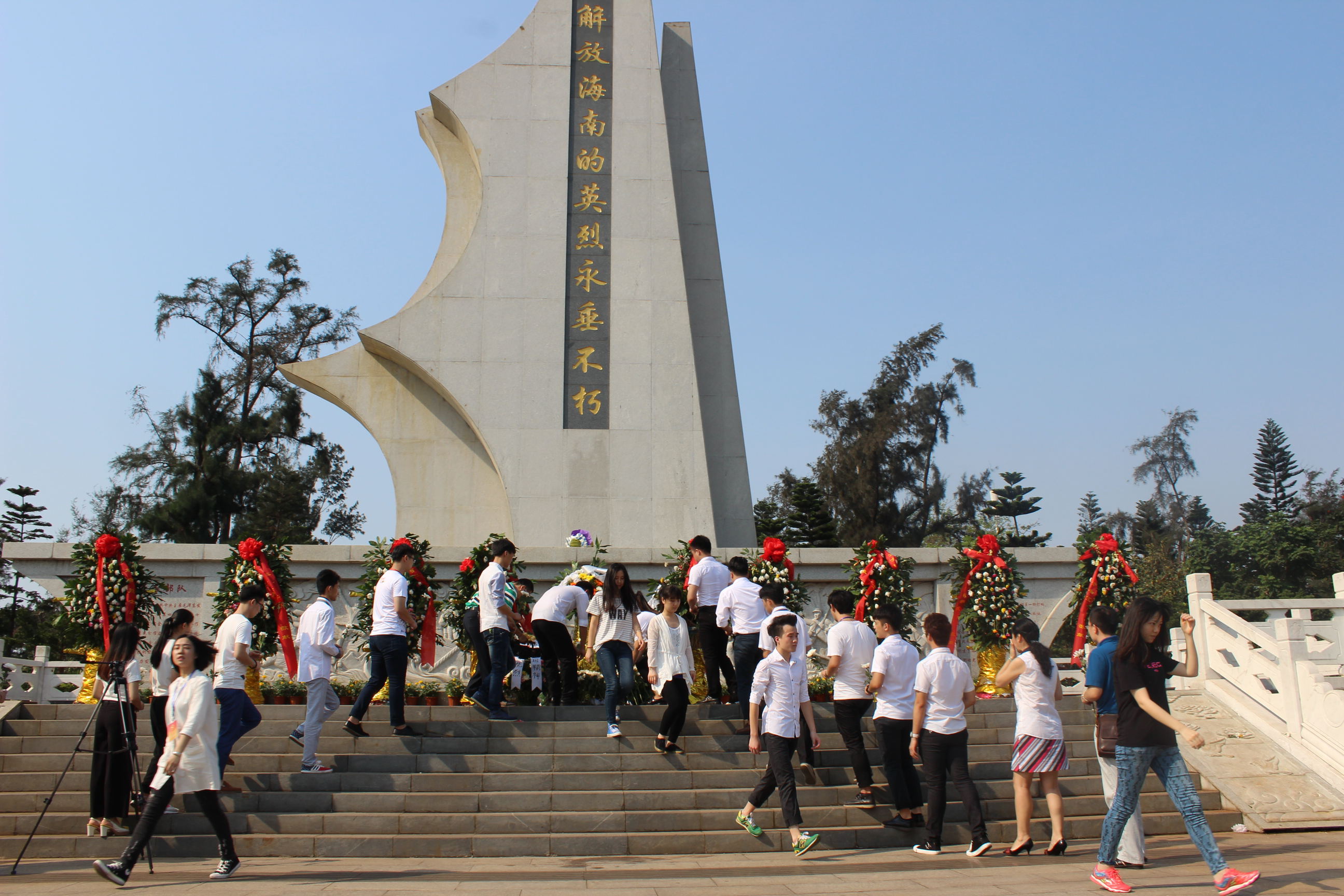 音乐学院赴金牛岭烈士陵园开展扫墓活动