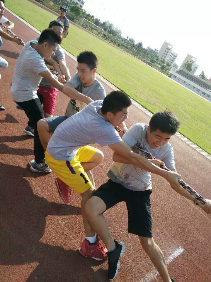 你我同心协力,共筑法院辉煌――记法学院拔河比赛