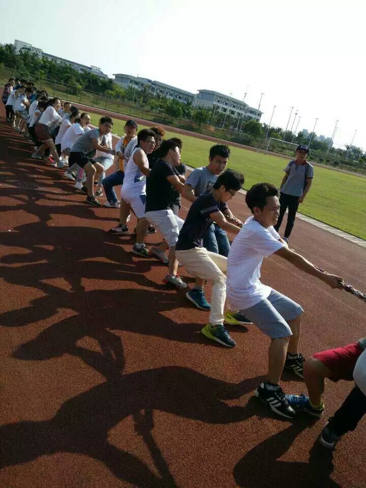 你我同心协力,共筑法院辉煌――记法学院拔河比赛