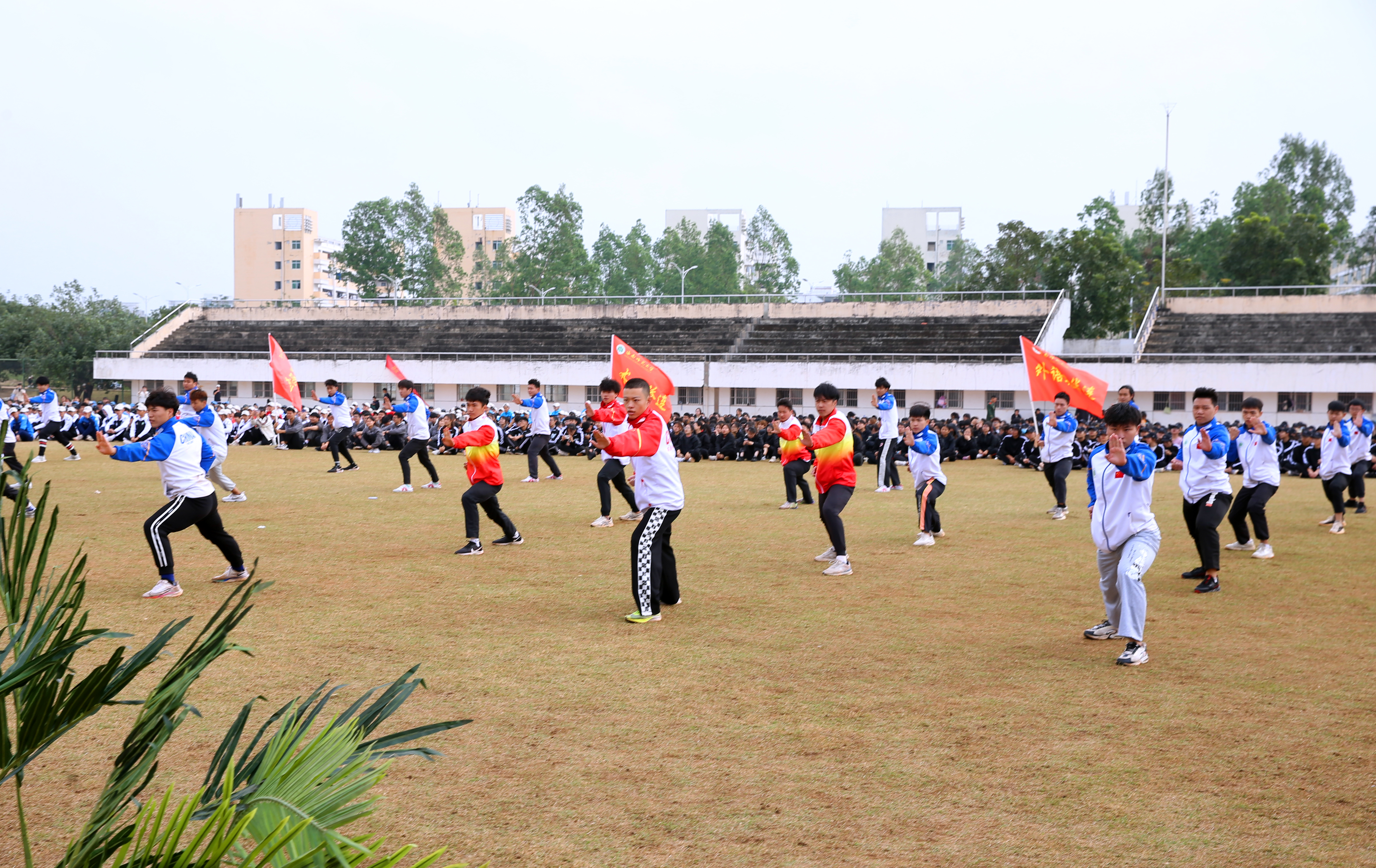 雄姿矫健强体魄 热血坚韧扬军魂――海南师范大学2021级本科生军训总结大会隆重举行