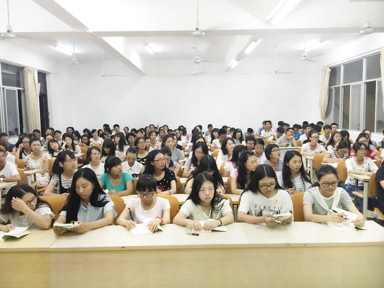 严于律己 修身养德――记经济与管理学院新生校规校纪专题讲座