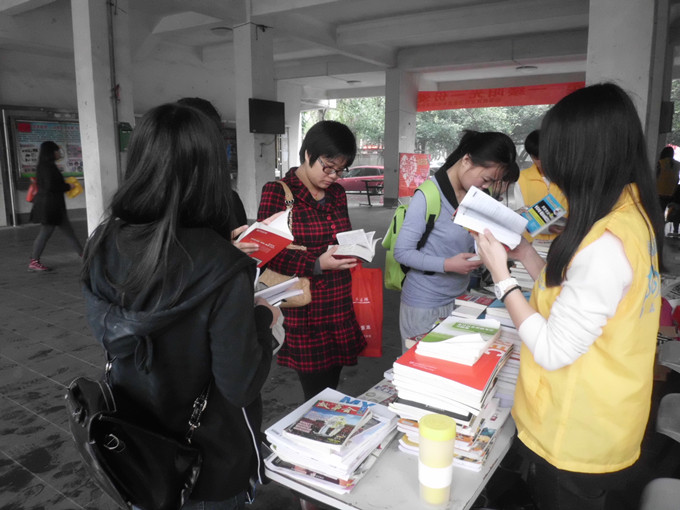 乐学雷锋精神，创行志愿风采——记初等教育学院“红星义卖”活动 记者 白杨