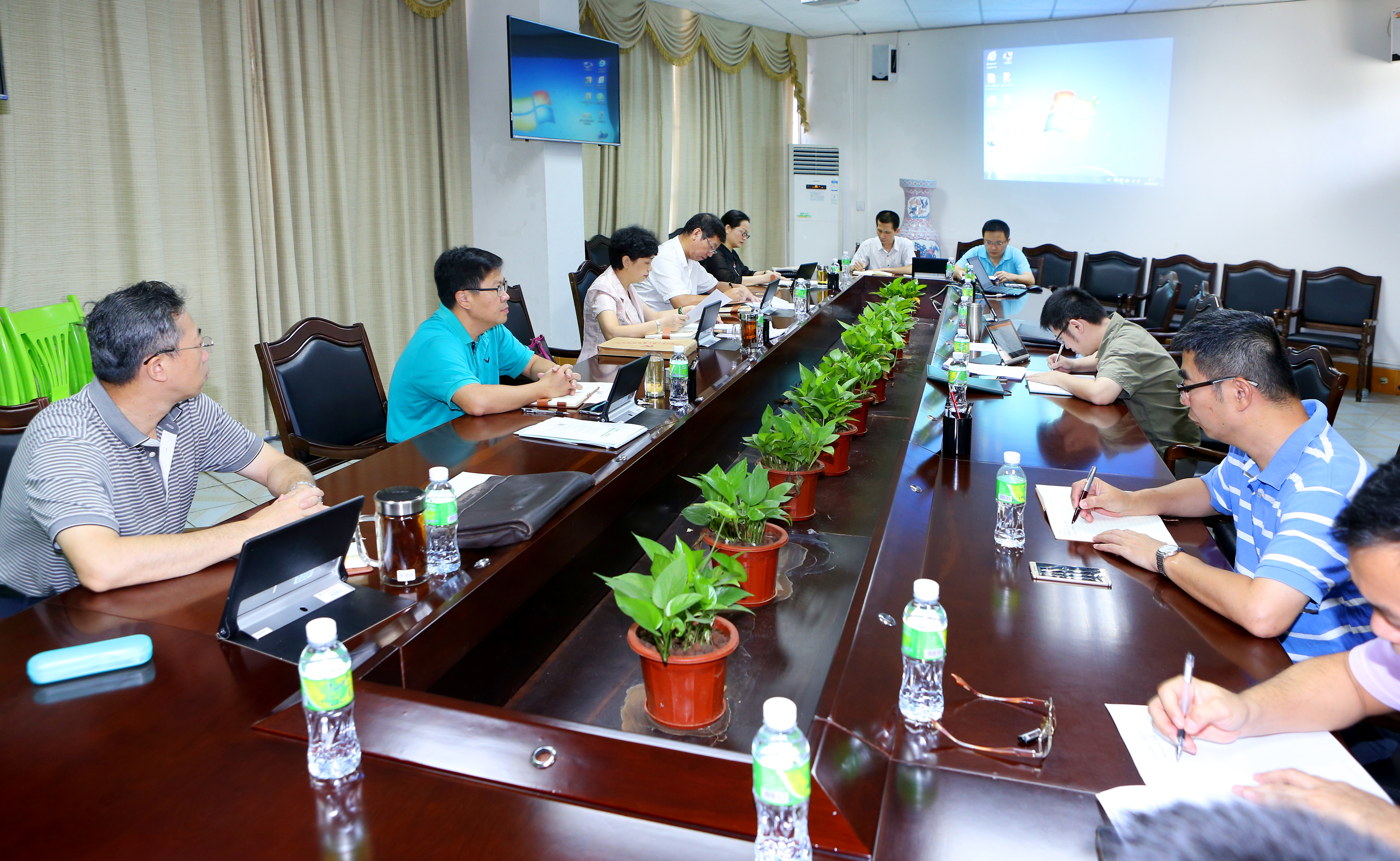 学校党委理论中心组学习贯彻省委六届十次全会精神 研究布置教育教学改革工作