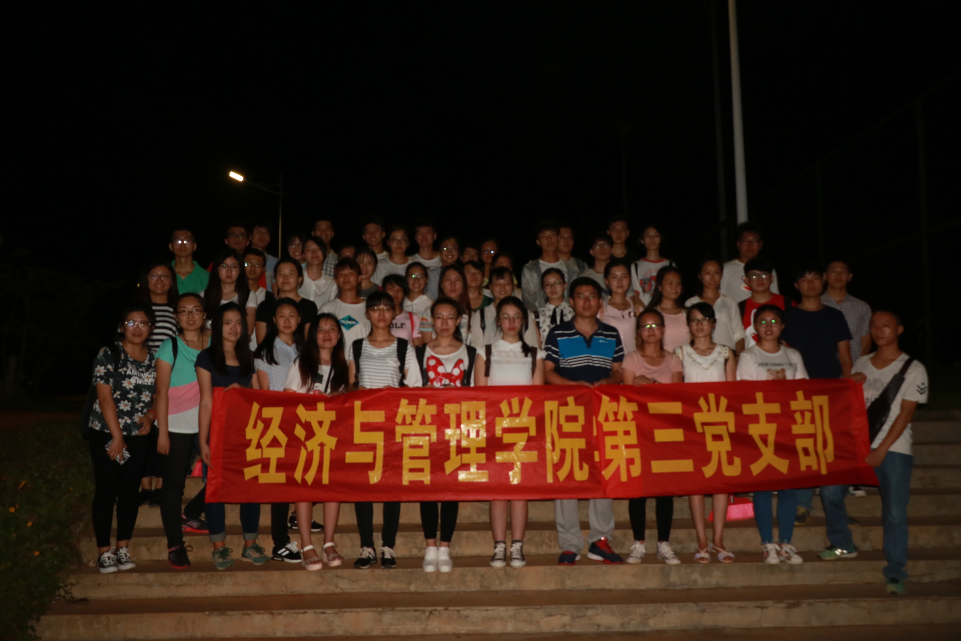 扫帚创造明净--记经济与管理学院各学生党支部迎“双创”校园清扫活动