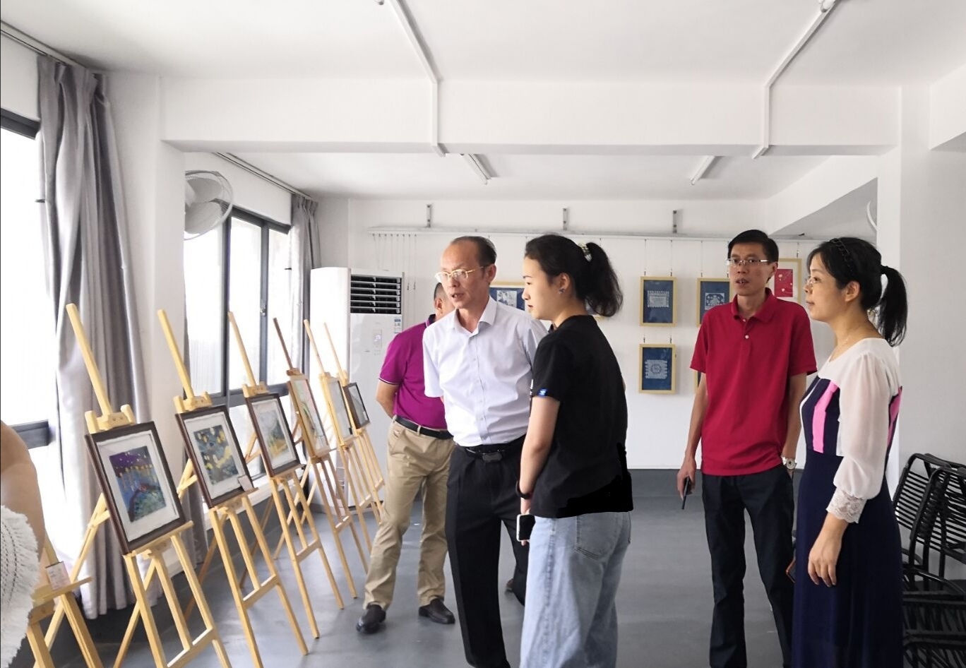 教务处领导莅临初等教育学院参观指导小学教育首届公费师范毕业生艺术研修（书画美术）成果展