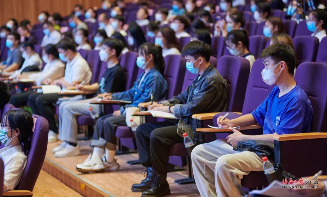 冯飞为我校师生宣讲党的二十大精神