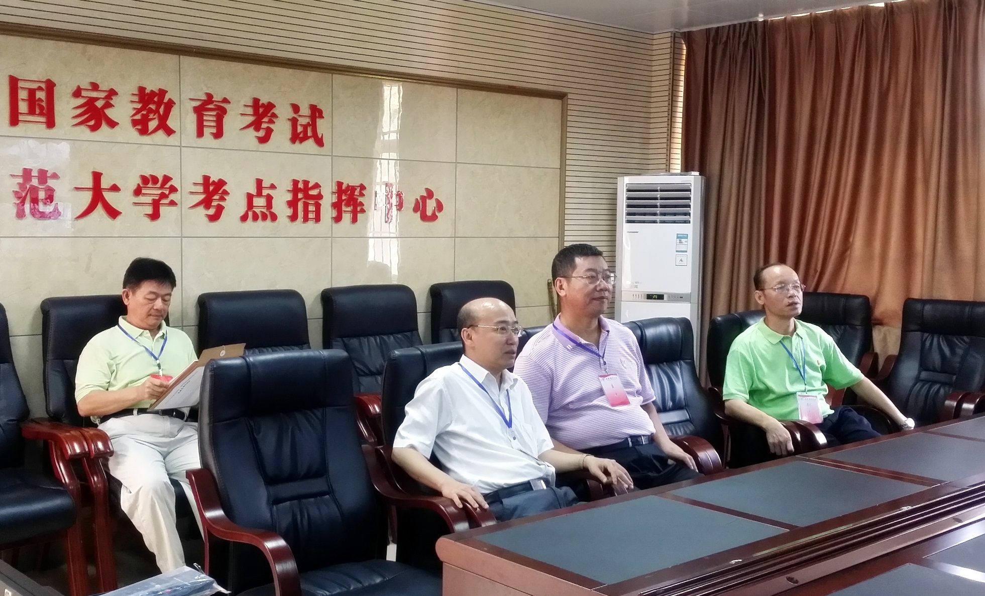 省考试局领导视察我校四六级考场