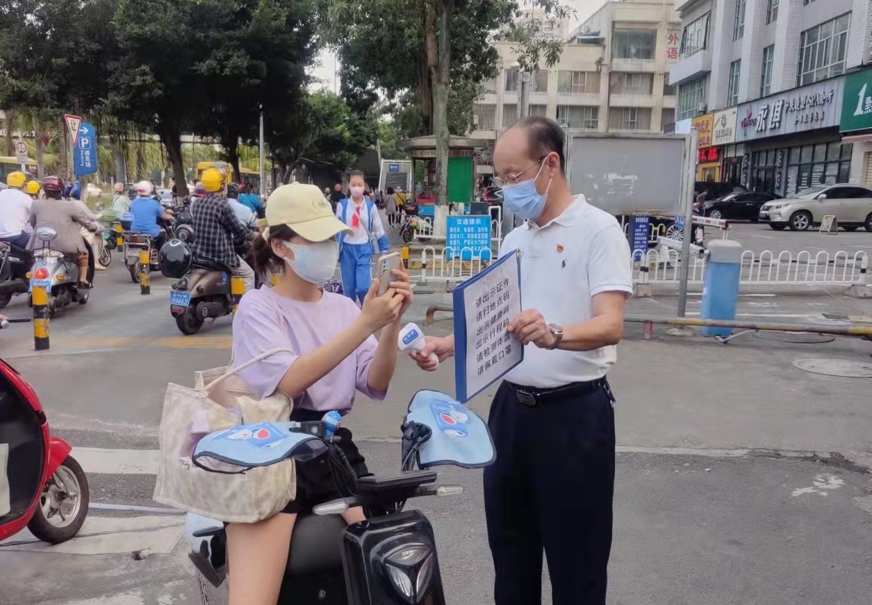 校领导及中层干部深入基层一线抓防疫工作