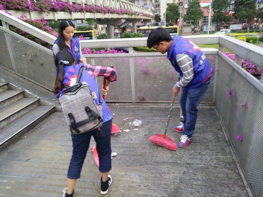 清扫天桥 净化城市――记生命科学学院青年志愿者协会扫海师天桥活动