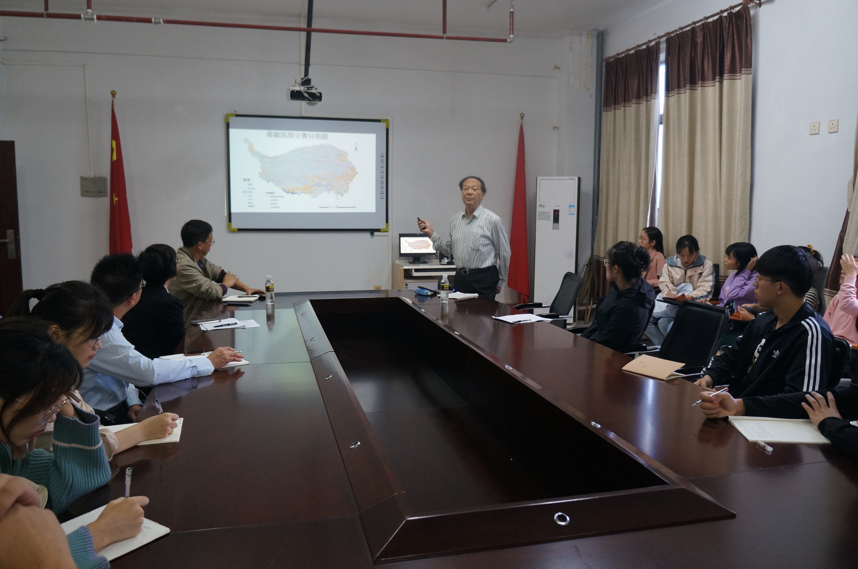中国科学院佘之祥教授来我校做学术报告
