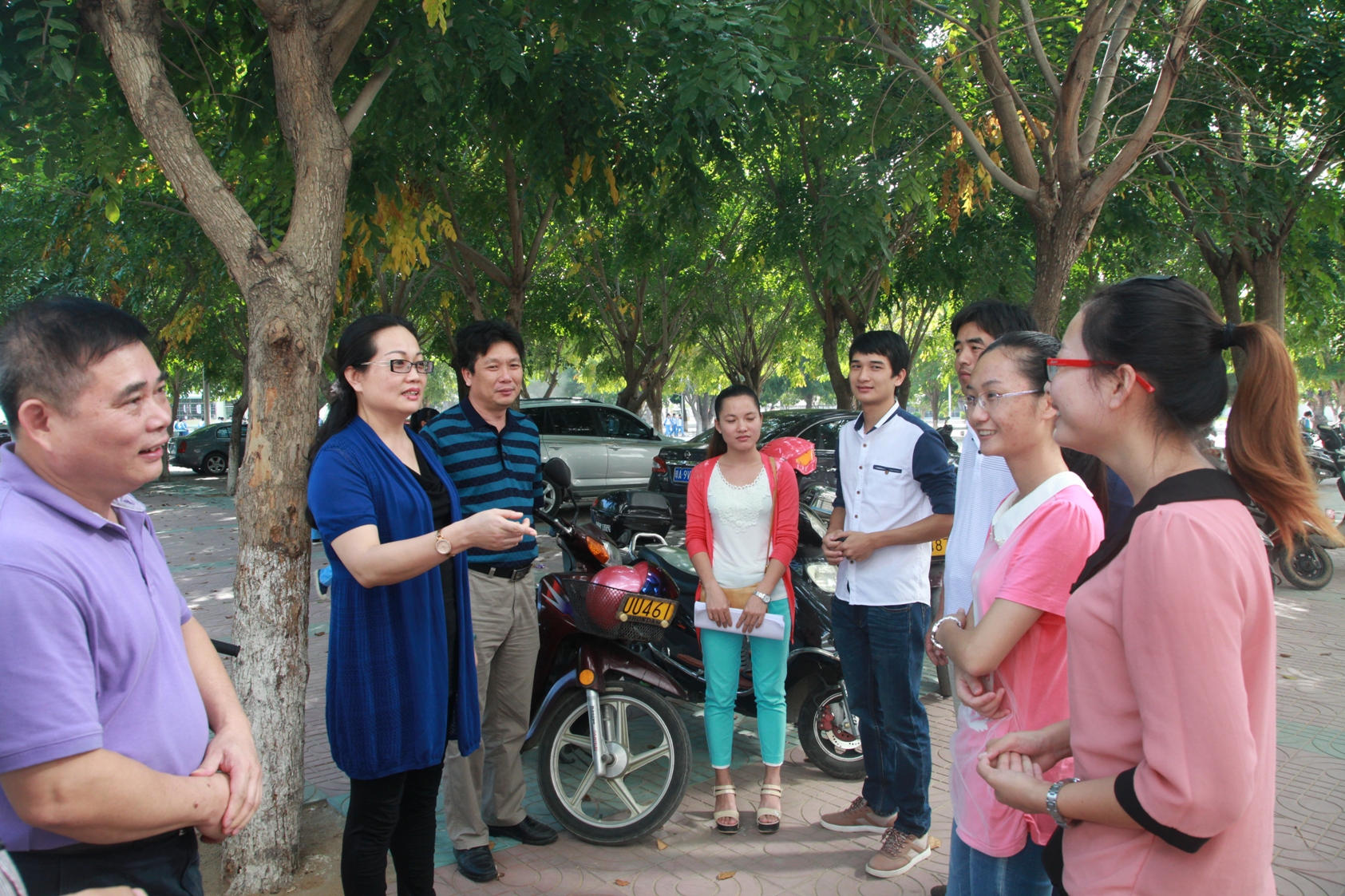 校领导到东方市看望我校顶岗实习生