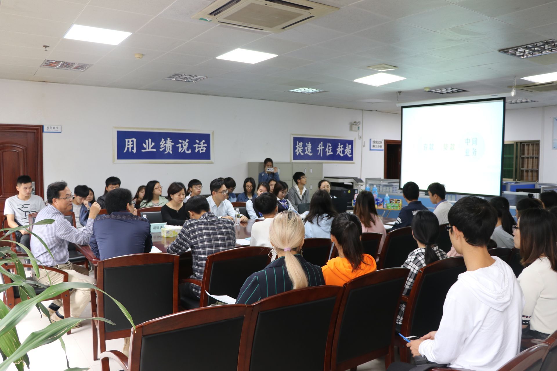 躬身参与，努力学习