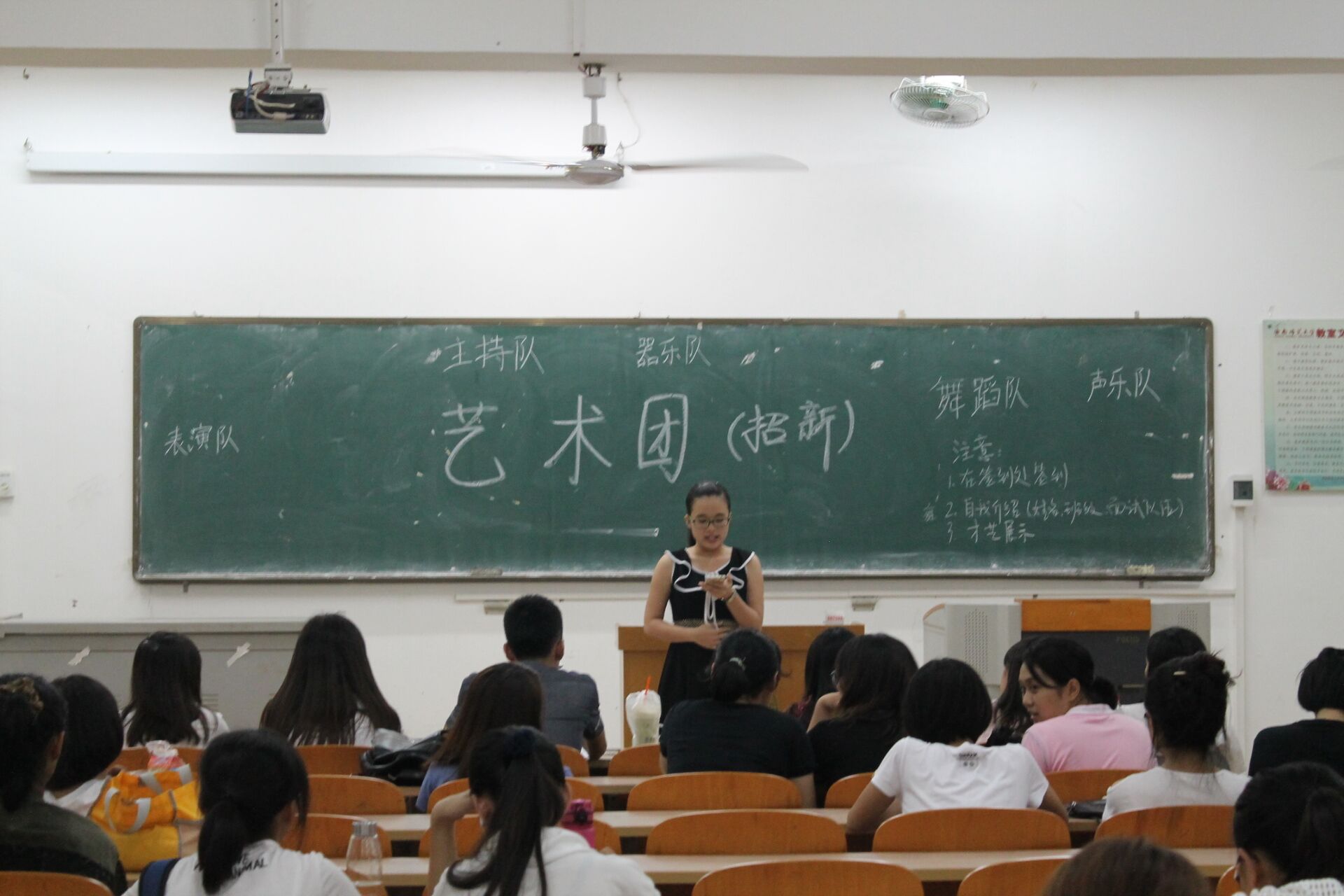 百花齐放,绚丽多姿 ——记外国语学院艺术团、礼仪队招新面试