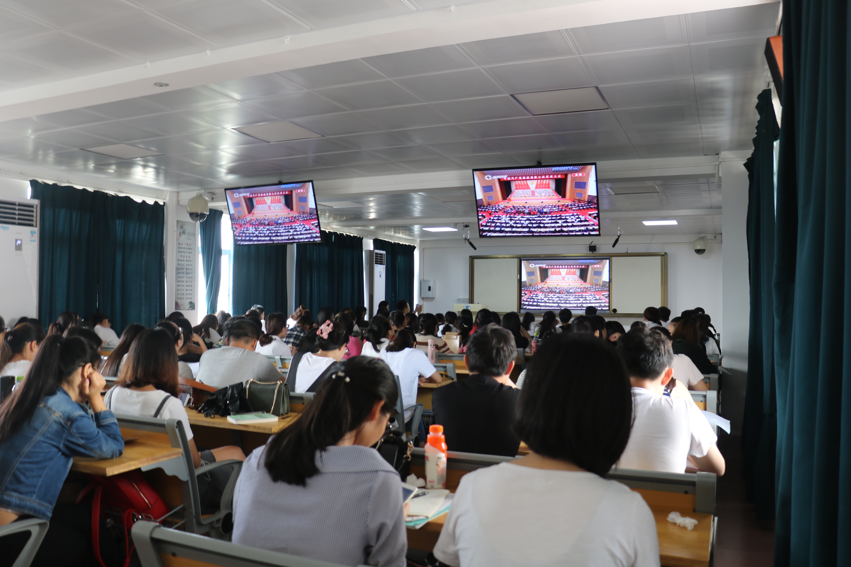 青年之声·海师团委组织师生收看海南省第七次党代会开幕会直播