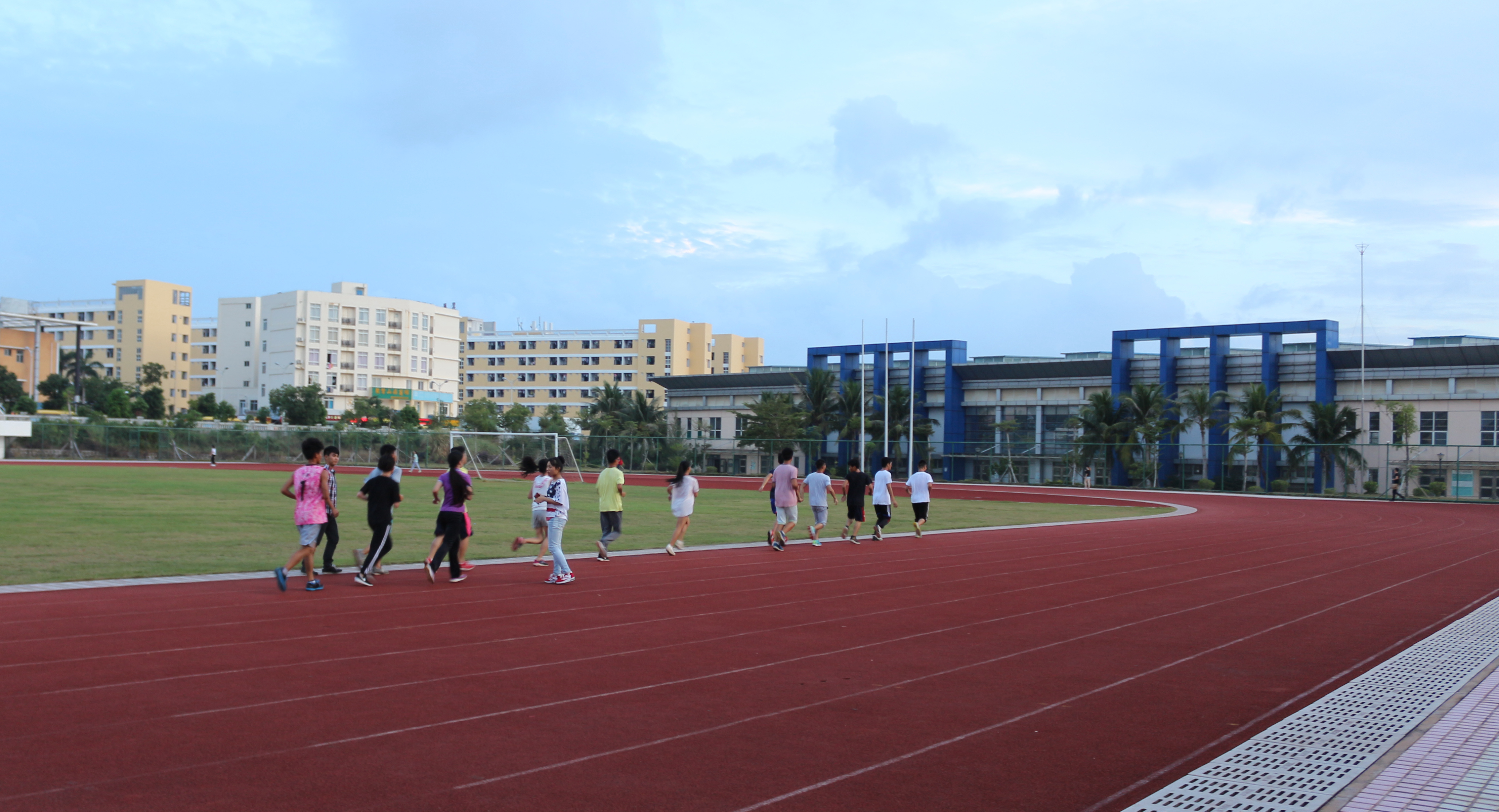 斗志昂扬，备战校运--记经济与管理学院运动员校运会赛前训练