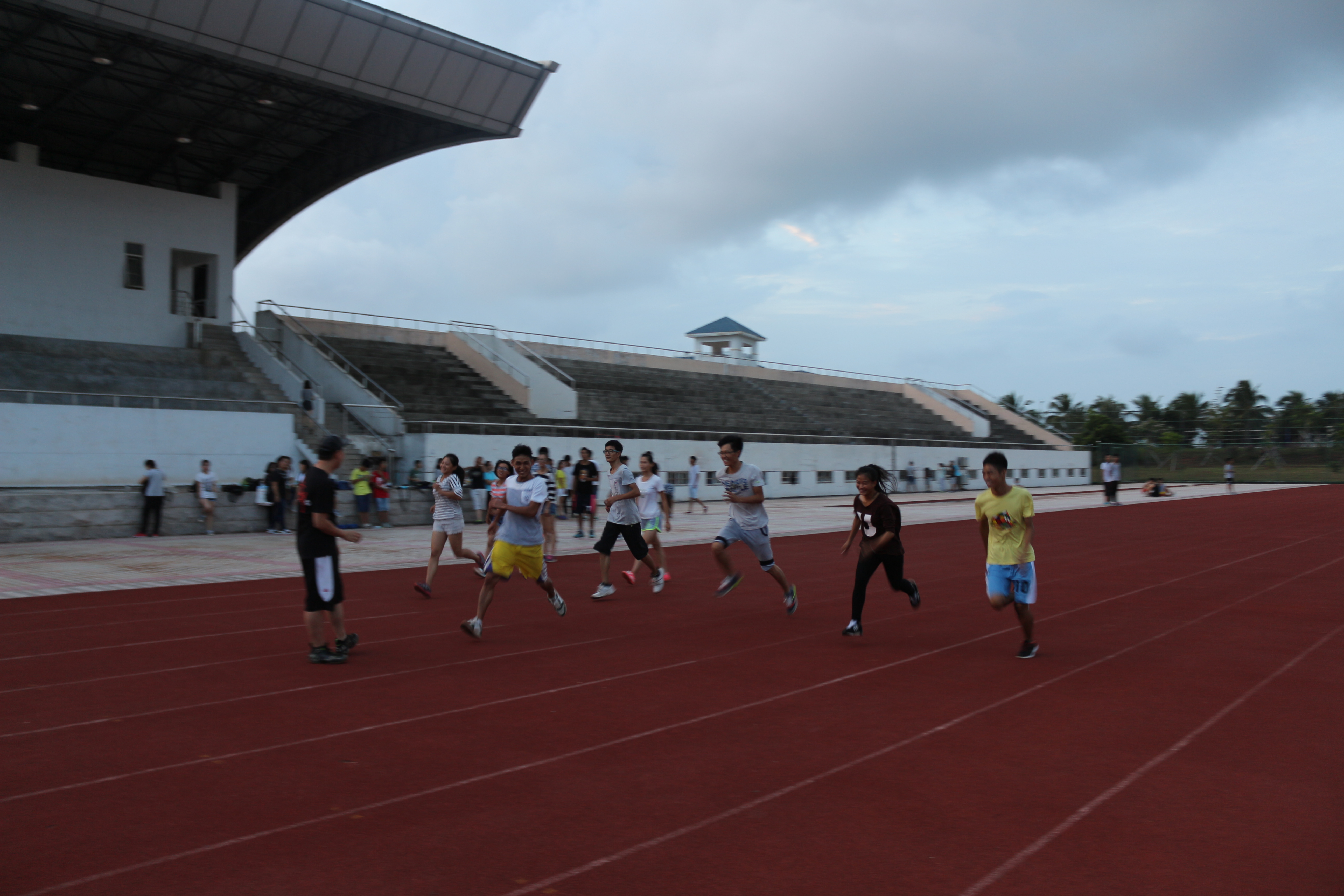 斗志昂扬，备战校运--记经济与管理学院运动员校运会赛前训练