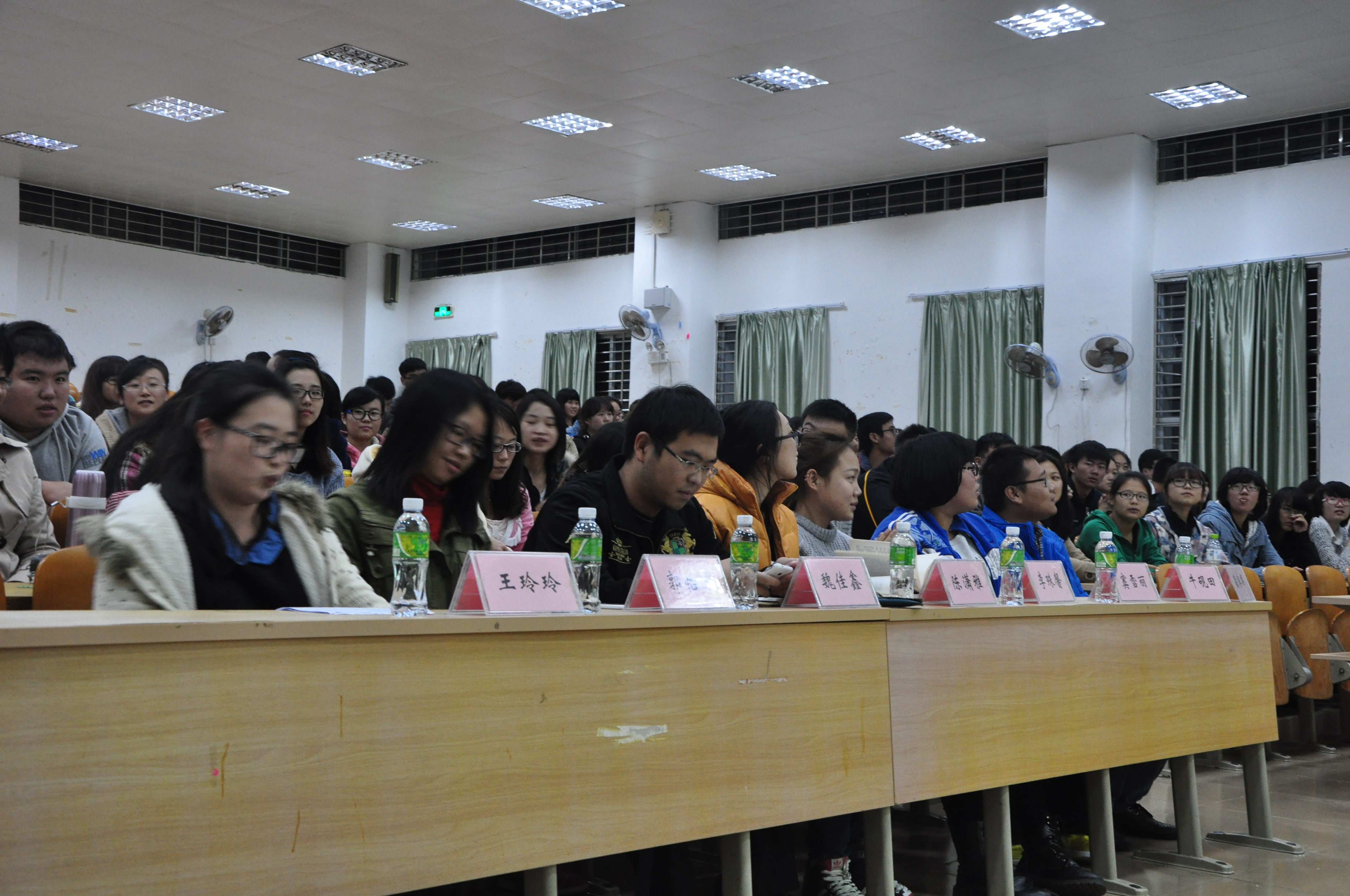 外塑形象，内修素质――外国语学院举办干部培训大会