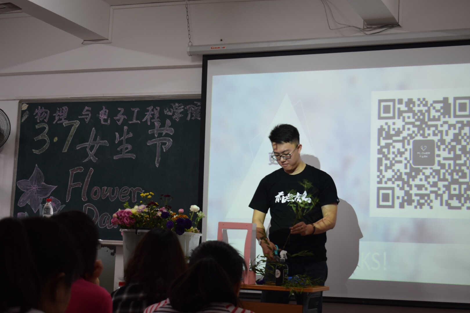 青年之声 · 鲜花与你有个约会——记物理与电子工程学院女生节“Flower Dance”插花活