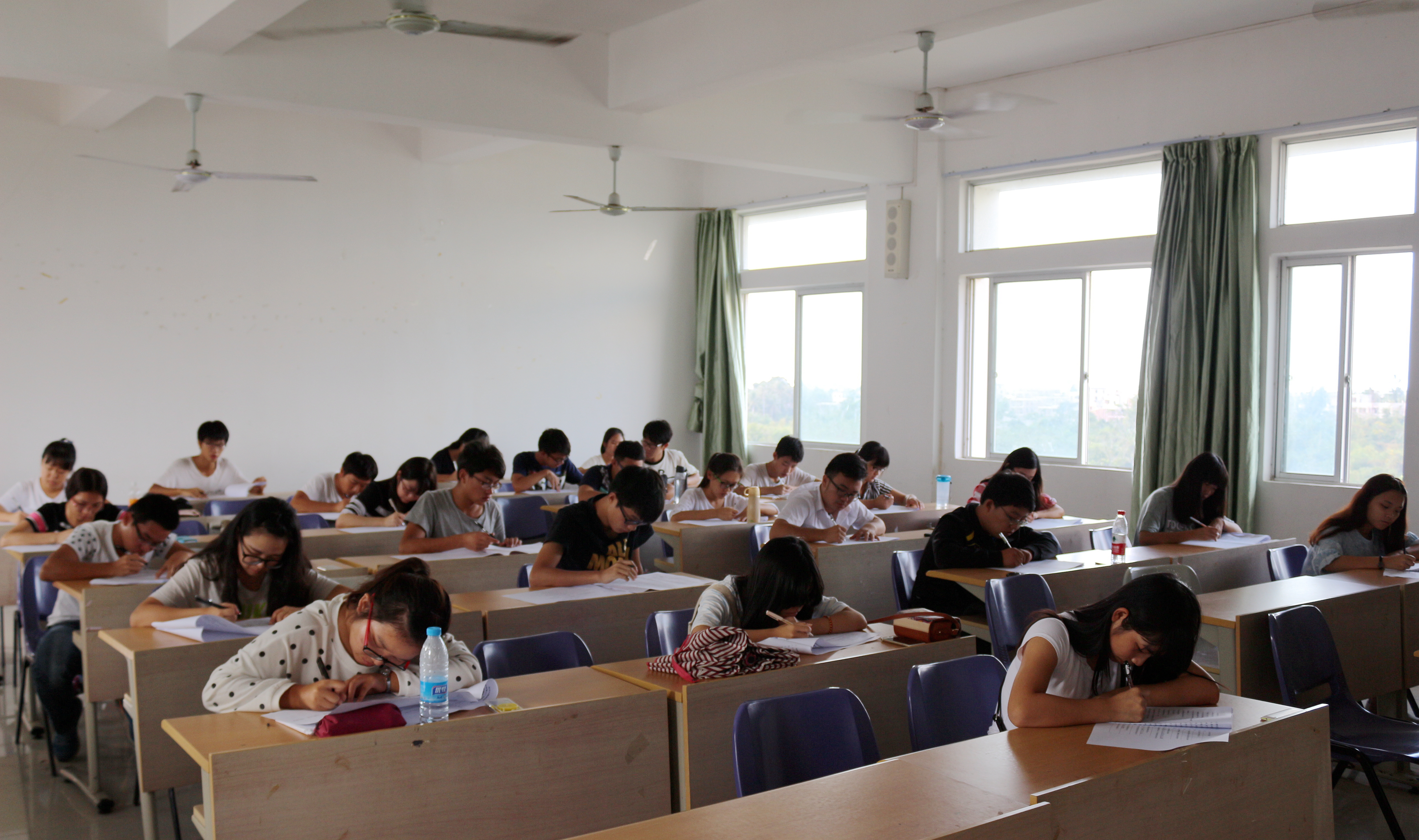 文明修身,厚德端行——记经济与管理学院文明礼仪知识竞赛初赛