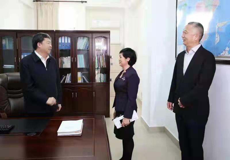 省政协主席毛万春到我校调研