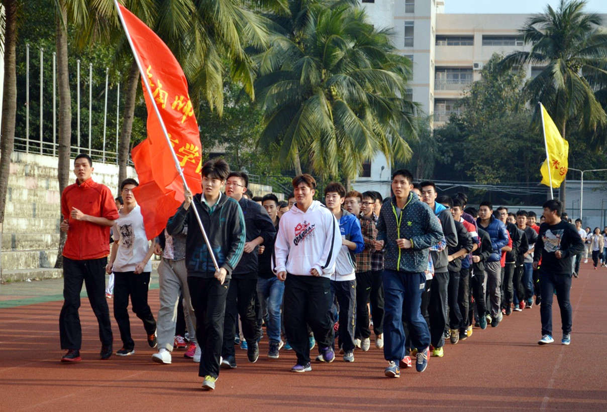 运动与生命同在 励志从长跑开始――我校启动第七届阳光体育长跑活动