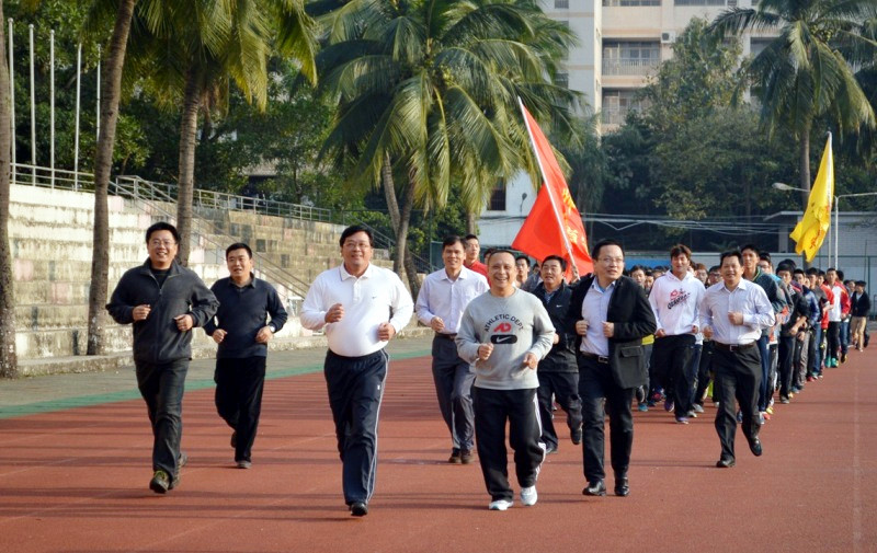 运动与生命同在 励志从长跑开始――我校启动第七届阳光体育长跑活动