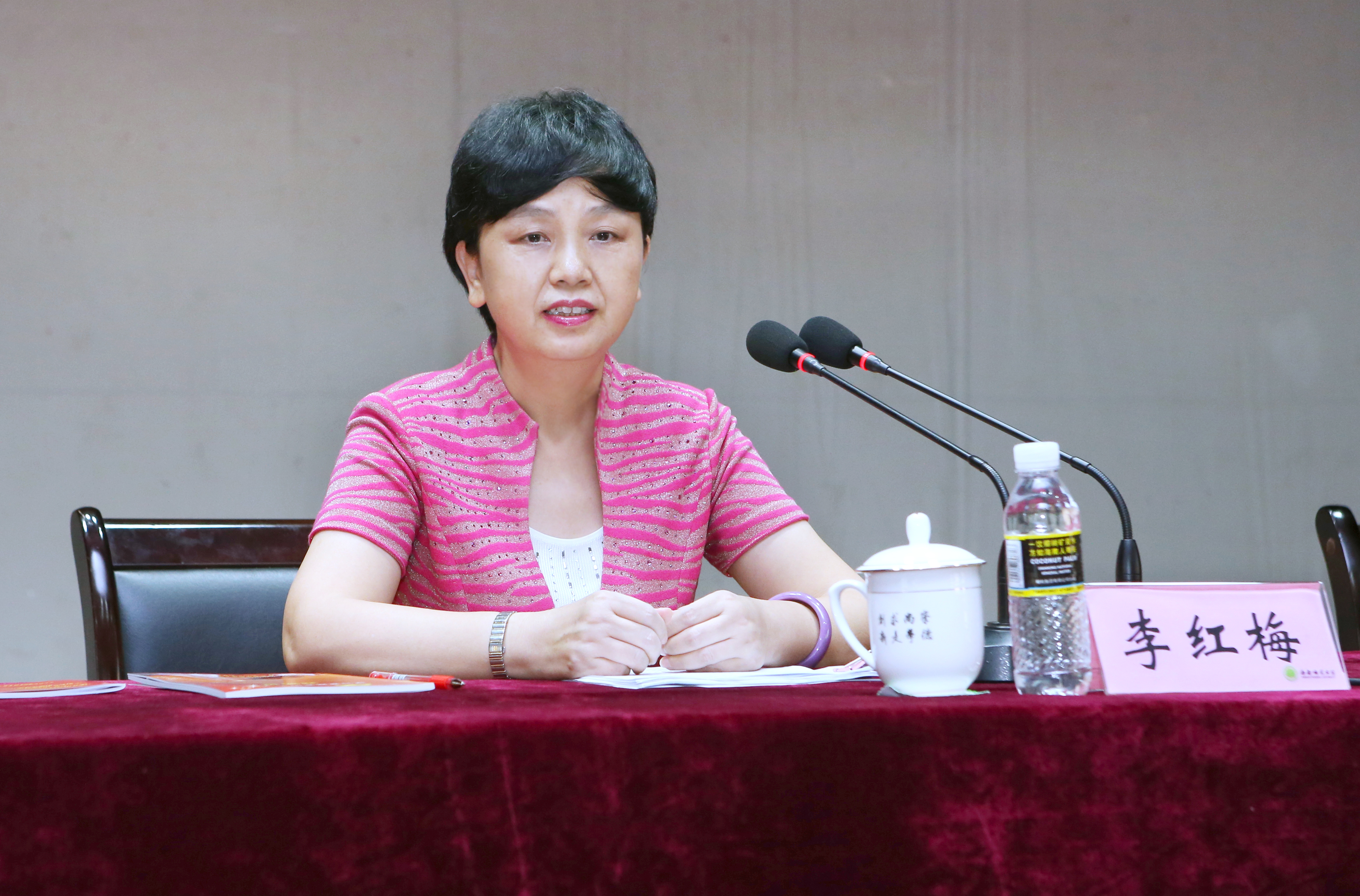 李红梅书记为两校区千名学子同上一堂课